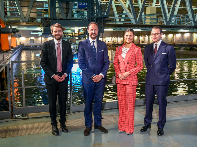 Norwegian Minister of Trade and Industry Jan Christian Vestre, Crown Prince Haakon, Crown Princess Victoria and Prince Daniel during their visit to Wallenius Wilhelmsen in Gothenburg. Photo: Annika Byrde / NTB